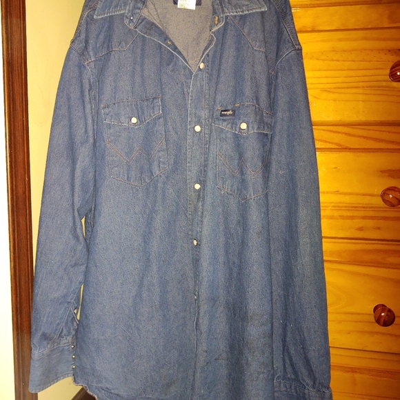 Gently worn wrangler denim 2xt tall long sleeve - Picture 4 of 4